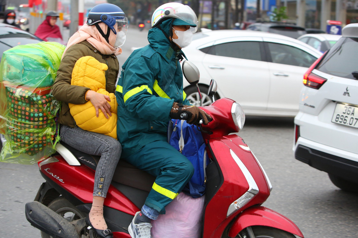 Người dân ở Hà Nội vẫn đang tất bật tìm đường về quê.