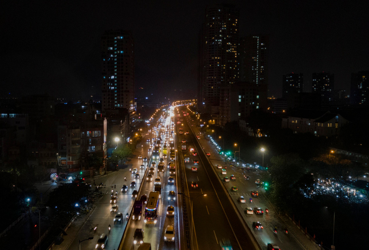 Trên đường vành đai 3, các phương tiện dường như bị "chôn bánh", di chuyển chậm chạp.