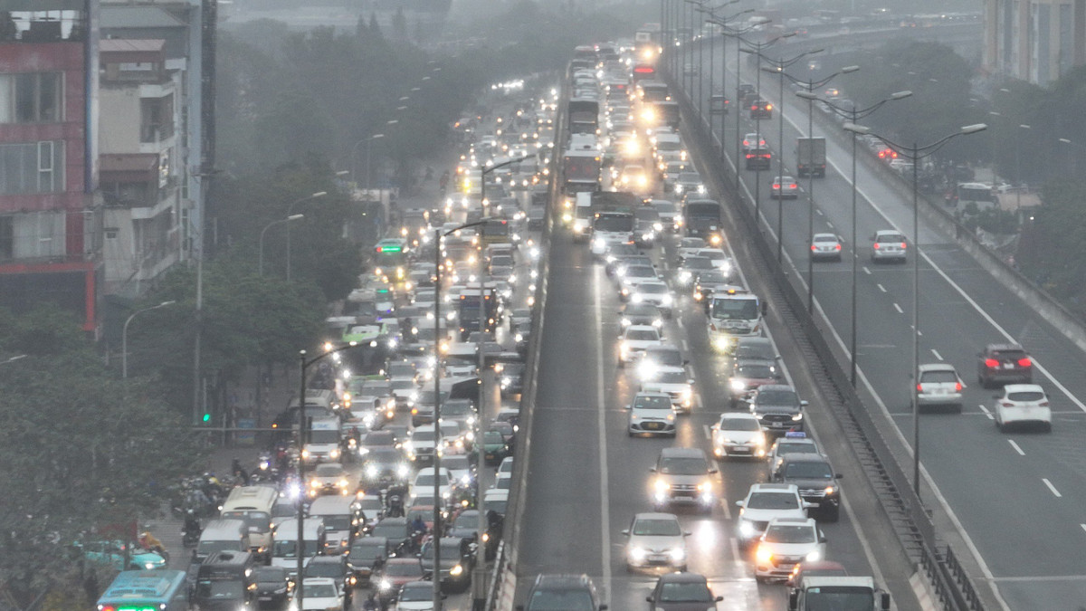 Do ngày 7/2 là ngày làm việc cuối cùng trước khi nghỉ Tết Nguyên đán nên giao thông Hà Nội càng gồng gánh nhiều áp lực.