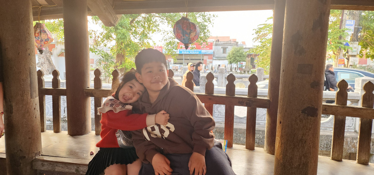 Cầu ngói cũng là nơi tụ tập vui chơi của những trẻ nhỏ địa phương.