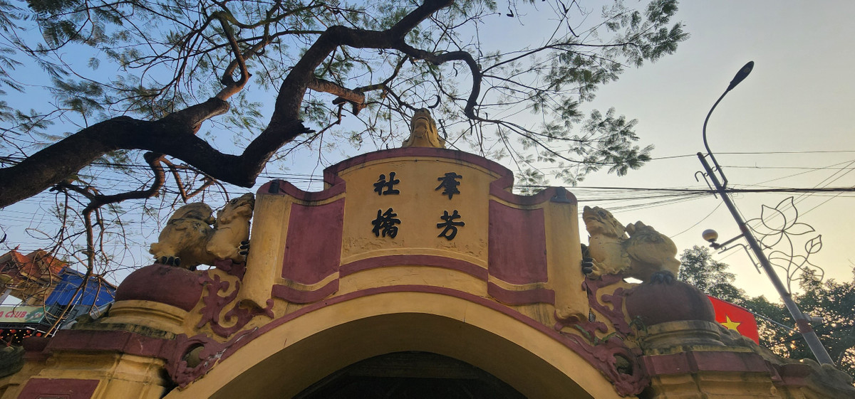 Hệ thống mái cầu được lợp bằng ngói vảy rồng, có hình mũi hài âm dương, từ xa nhìn lại như hình con rồng đang vươn mình bay lên. Cầu mặc dù được chạm, khắc đơn giản song vẫn thể hiện hài hòa nét kiến trúc cổ truyền và bàn tay tài hoa của người thợ xưa với các hàng soi, đường chỉ ở các vì kèo, các con bảy, hàng xà, ván bưng tạo hình con bướm; đầu con song tạo dáng lá đề.