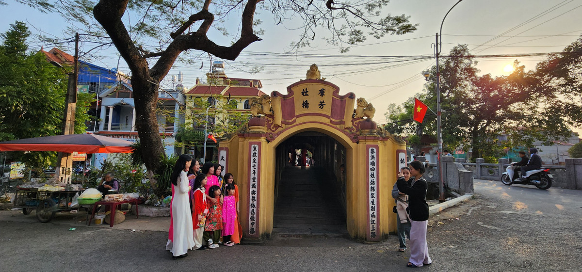 Phía ngoài hành lang là lan can với các đố thượng, đố hạ và 162 con song dáng lá đề. Hành lang là nơi du khách và người dân có thể dừng chân ngồi nghỉ ngơi, ngắm cảnh sông nước.