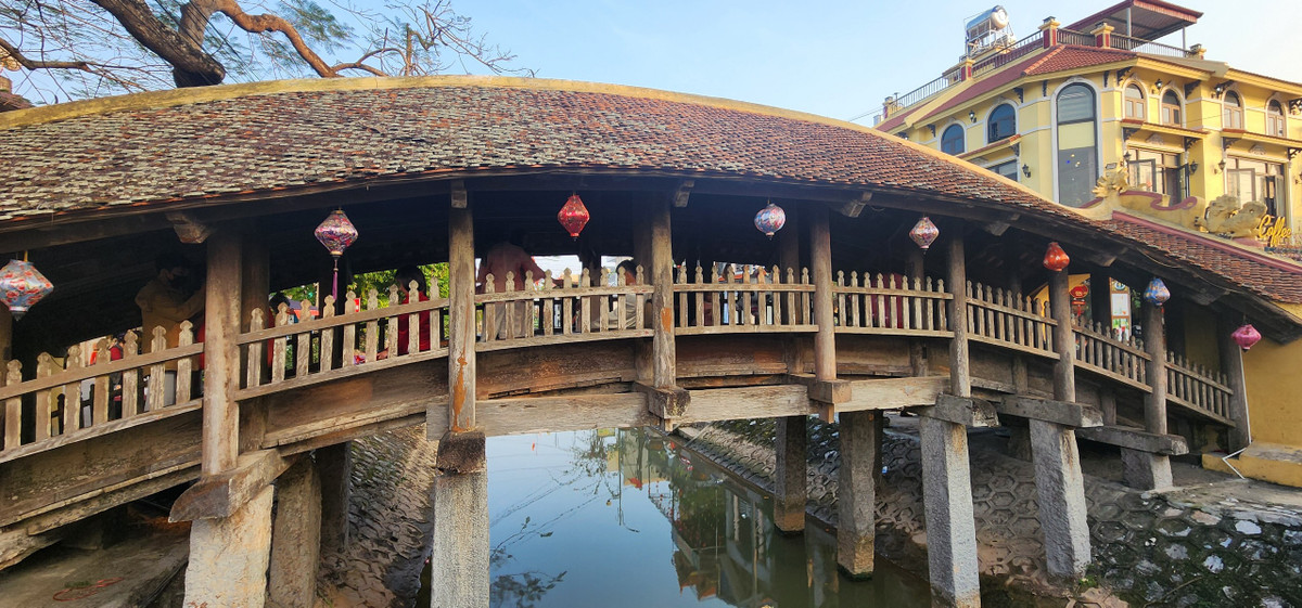 Toàn bộ cầu gồm 9 gian uốn cong tựa cầu vồng, với 40 cột tròn, tất cả bằng gỗ lim, hai bên hai dãy hành lang dài làm ghế nghỉ chân. Cầu được bắc trên 18 cột đá hình vuông to đẹp vững chãi. Cùng với hệ thống cột xà dầm, bố cục chặt chẽ, gia công tỉ mỉ, đạt trình độ kỹ thuật, mỹ thuật rất cao, khéo léo tạo bộ khung cầu cong cong uốn lượn mềm mại.