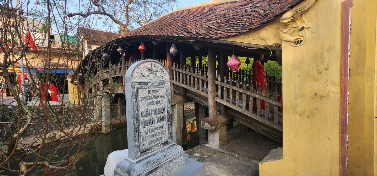 Theo các tư liệu cổ, lúc đầu, cây cầu này chỉ đơn giản một cọc, chưa có mái ngói mà chỉ lợp cỏ đơn sơ. Đến thế kỷ XVII, cầu được trùng tu, sửa chữa nhiều lần để phù hợp với cấu trúc và cảnh quan chung của quần thể chùa Lương. Cuộc trùng tu lớn nhất là vào năm 1922, cầu được lợp ngói.