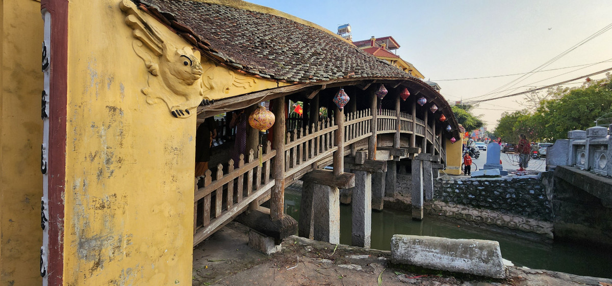  Cầu ngói chùa Lương thuộc xã Hải Anh, huyện Hải Hậu, tỉnh Nam Định bắc qua sông Trung Giang.