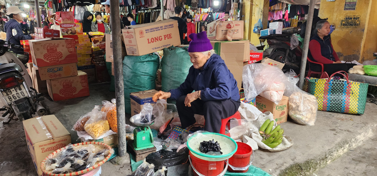 Ở chợ quê, không thiếu những hình ảnh các mẹ, các bà dù đã lớn tuổi nhưng vẫn tận tâm bán buôn những đồ dùng đơn giản, thiết yếu. Đây dường như là công việc gắn bó suốt cả đời của những bà mẹ tần tảo sớm hôm.