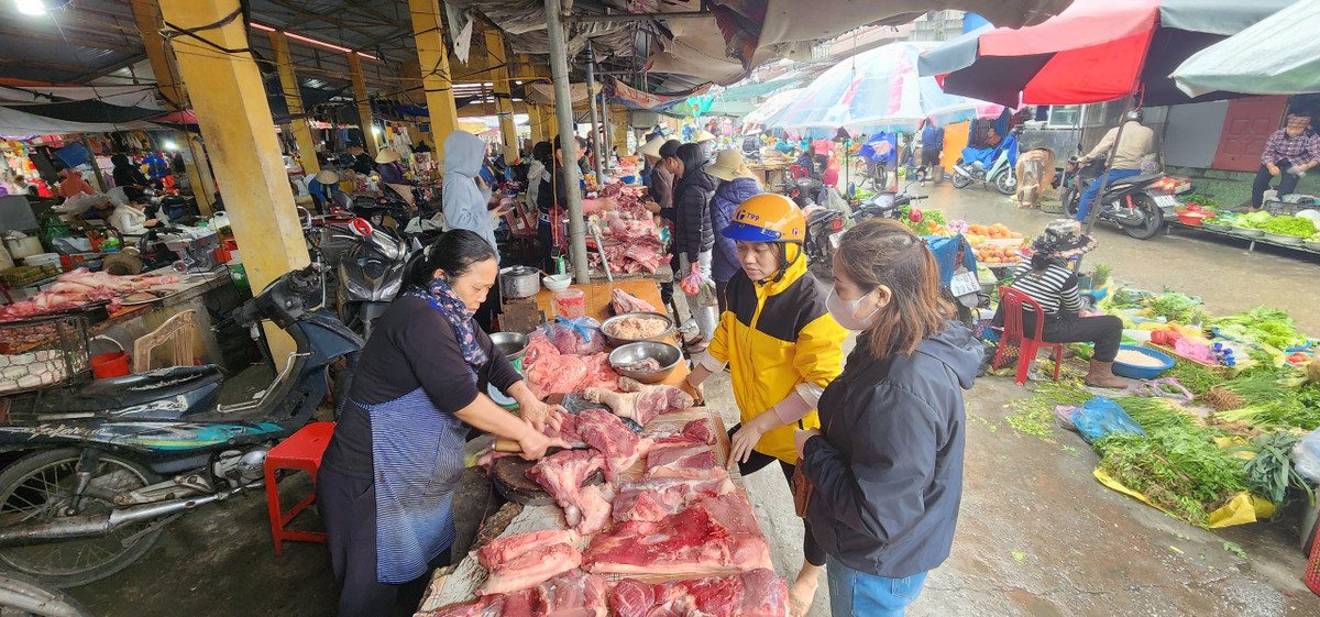 Các tiểu thương buôn bán thịt luôn là người hào hứng nhất vào những dịp Tết vì nhu cầu của người dân luôn cao.