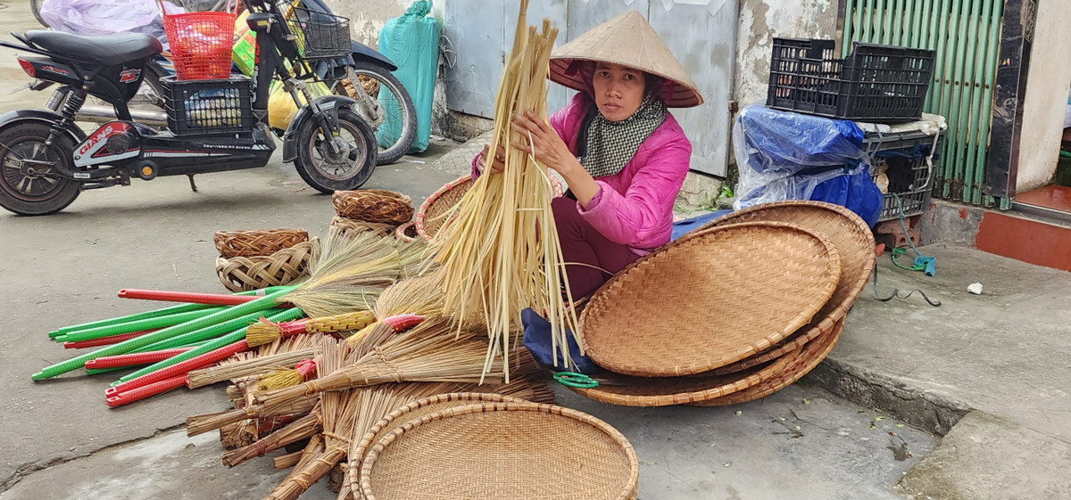 Những đồ tiểu thủ công cũng tạo nên chất riêng của chợ quê.