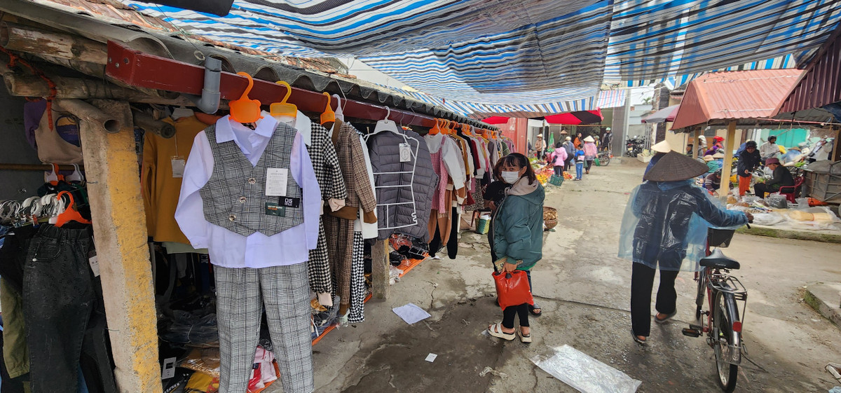 Sạp quần áo dưới mái ngói quê mang đậm kỷ niệm và ký ức của những người xa xứ.