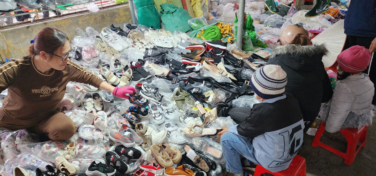 Dịp Tết cũng là lúc những đứa trẻ được bố mẹ đưa đến chợ để mua sắm quần áo, giày dép mới, niềm vui muôn thuở của tuổi thơ.