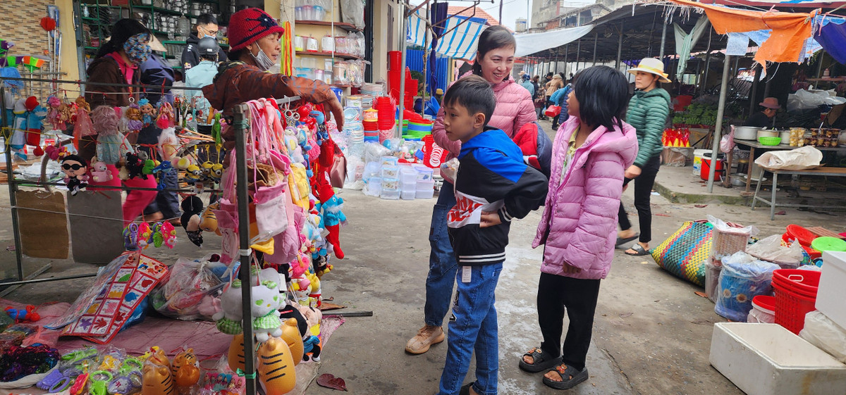 Những đứa trẻ luôn hào hứng và thích thú khi được dẫn đi chợ mua sắm.