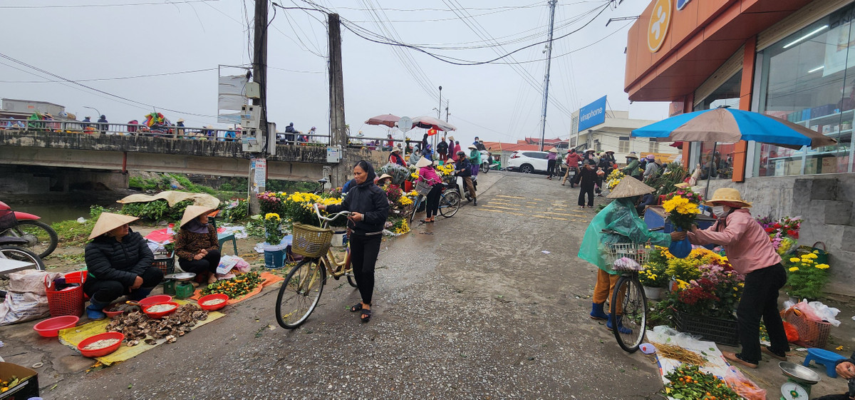 Bên cạnh những mặt hàng truyền thống, thường ngày, giáp Tết, chợ Quán có thêm những mặt hàng phục vụ Tết phong phú, đa dạng.