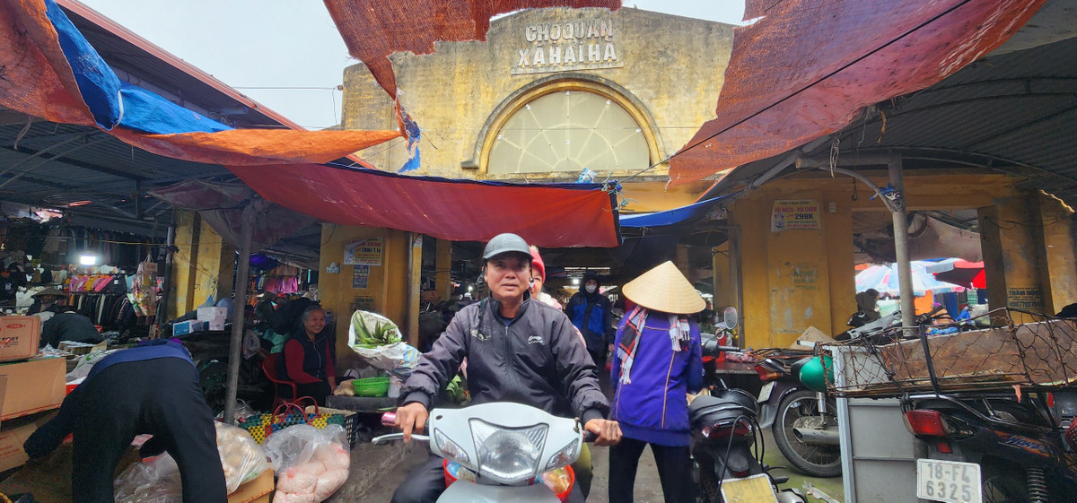 Tết đến, những người làm ăn xa xứ, tạm rời chốn xô bồ, bon chen nơi thành thị trở về quê Hải Hậu, luôn tìm đến chợ Quán để được mua sắm, bán buôn, tìm lại cảm giác của chợ quê mộc mạc, đậm chất bình dị quê hương.