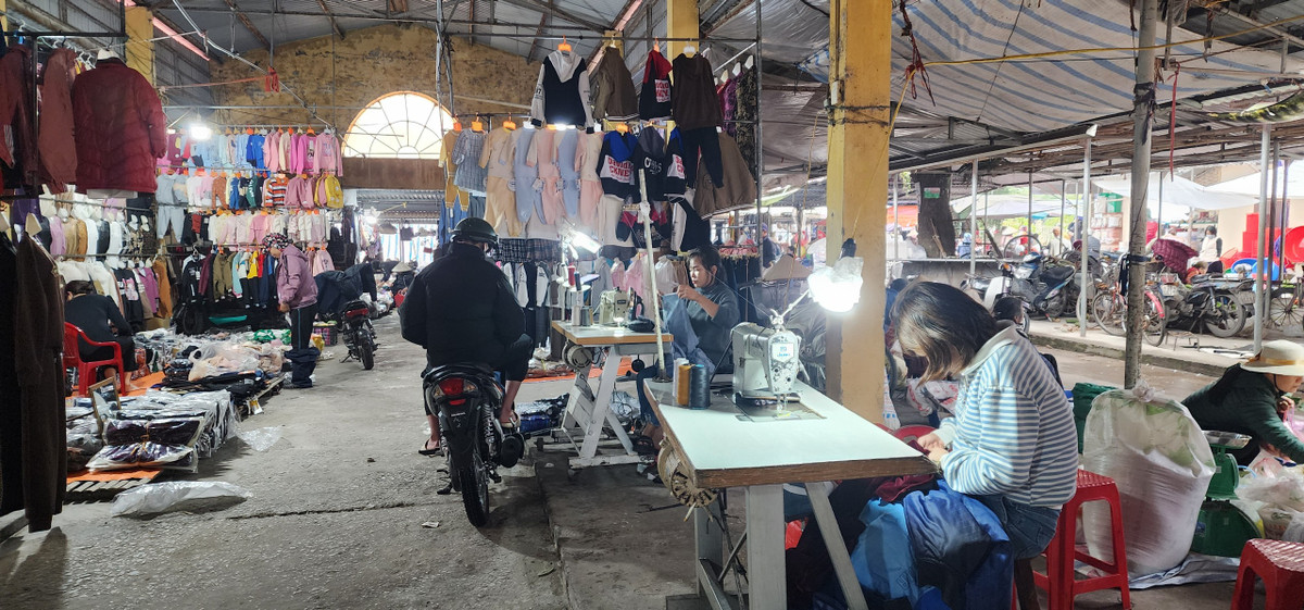 Trong chợ Quán vẫn chỉ có 2 quầy sửa chữa quần áo bình dân phục vụ bà con.