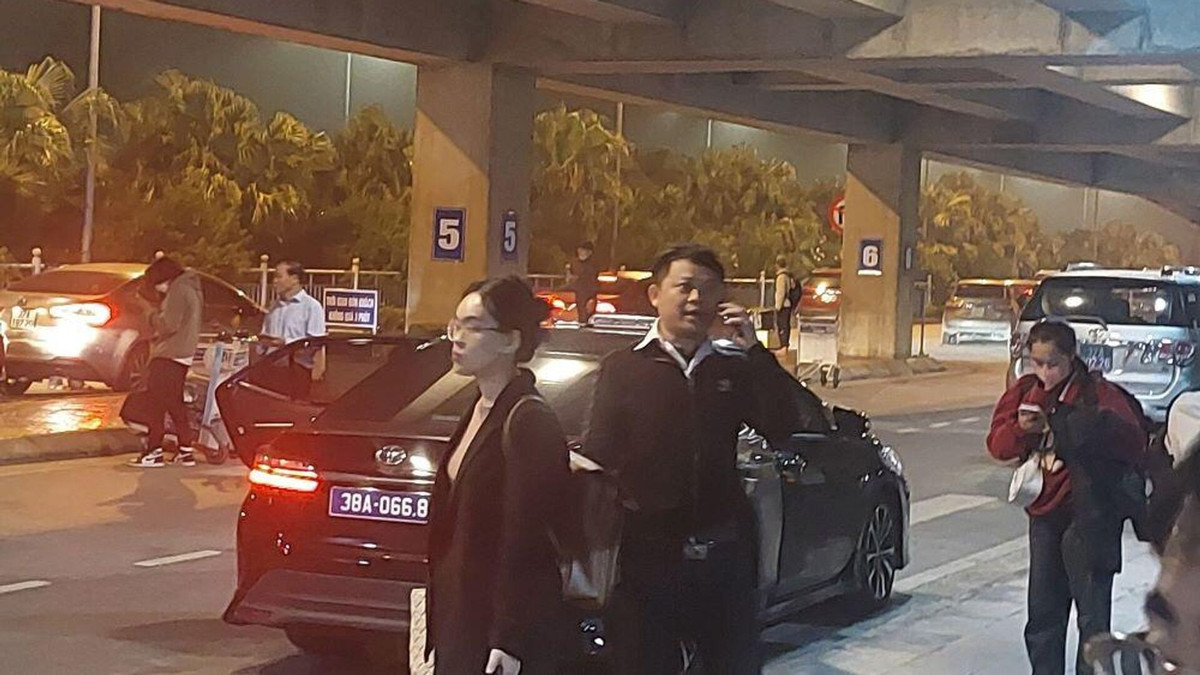 Tin mới vụ xe biển xanh bật còi ưu tiên ở sân bay Vinh Tin moi vu xe bien xanh bat coi uu tien o san bay Vinh