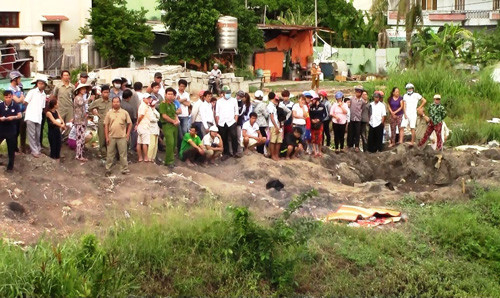 Thi thể 1 nạn nhân được đưa lên bờ.