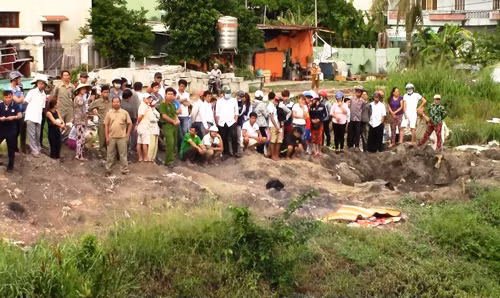 Thi thể 1 nạn nhân được đưa lên bờ.