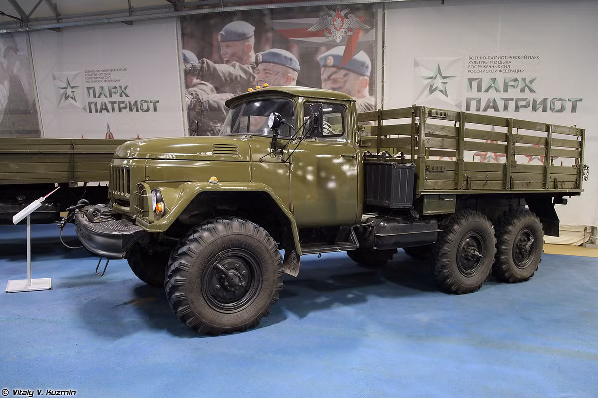 Có một điểm chung của các huyền thoại xe tải quân sự Nga là đều đã được cung cấp cho Việt Nam sử dụng trong kháng chiến chống Mỹ. Thậm chí đến nay, các đơn vị quân đội ta vẫn dùng rộng rãi dòng xe tải có xuất xứ từ Liên Xô, Nga. Trong ảnh là một trong những dòng xe như thế - huyền thoại ZiL-131. Nguồn ảnh: Vitaly Kuzmin