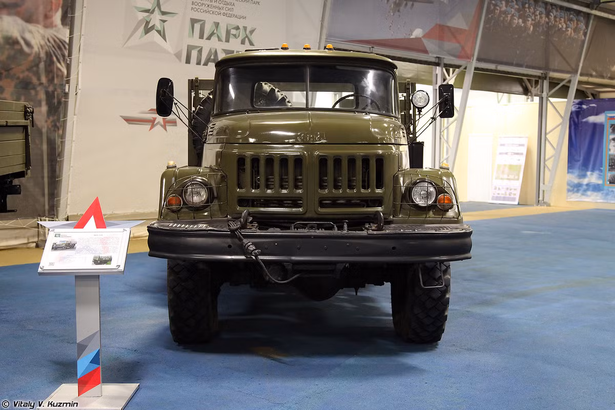 Được sản xuất ở Liên Xô năm 1966 tới tận năm 1994, khoảng 1 triệu chiếc ZiL-131 đã được chế tạo phục vụ trong cả một số ngành dân sự và tất nhiên là quân sự. Nó được xem là dòng xe quân sự đa dụng khi có thể làm nhiệm vụ chở quân, chở hàng nhưng cũng có thể làm bệ phóng pháo, xe chở nhiên liệu...ZiL-131 trang bị động cơ xăng V8 cho tốc độ tối đa 80km/h, tải trọng 5 tấn và rơ moóc 5 tấn trên đường bằng...Nguồn ảnh: Vitaly Kuzmin