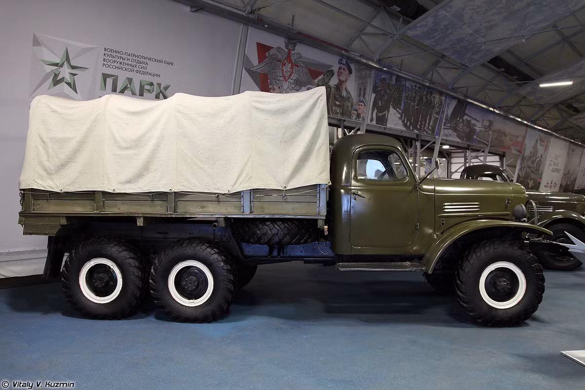 ZiL-157 được trang bị động cơ xăng 104 mã lực cùng hộp số 5 cấp cho tốc độ khoảng 65km/h. Tuy có tốc độ hơi chậm, thế nhưng điểm mạnh của ZiL-157 là khả năng việt dã, vượt mọi địa hình. Không chỉ chở đến 3 tấn trong thùng xe, nó còn có thể kéo rơ moóc đưa khả năng chuyên chở lên tới 7 tấn rưỡi. “Sức mạnh” của ZiL-157 đã được Việt Nam chứng minh một cách hoàn hảo với hàng vạn tấn hàng hóa vượt cả nghìn km trong mưa bom bão đạn tiếp viện cho cuộc chiến đấu ở miền Nam. Nguồn ảnh: Vitaly Kuzmin