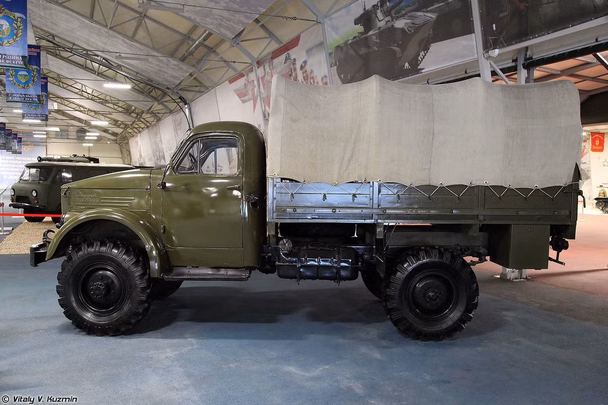 Chiếc xe được trang bị động cơ xăng GAZ-51 I6 với hộp số 4 cấp cho tốc độ khoảng 65km/h, tải trọng hơn 3 tấn. Nguồn ảnh: Vitaly Kuzmin