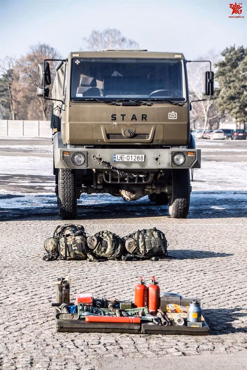 Đồ cá nhân của binh sĩ đang được đem ra kiểm tra trước khi bước vào diễn tập. Nguồn ảnh: Sina