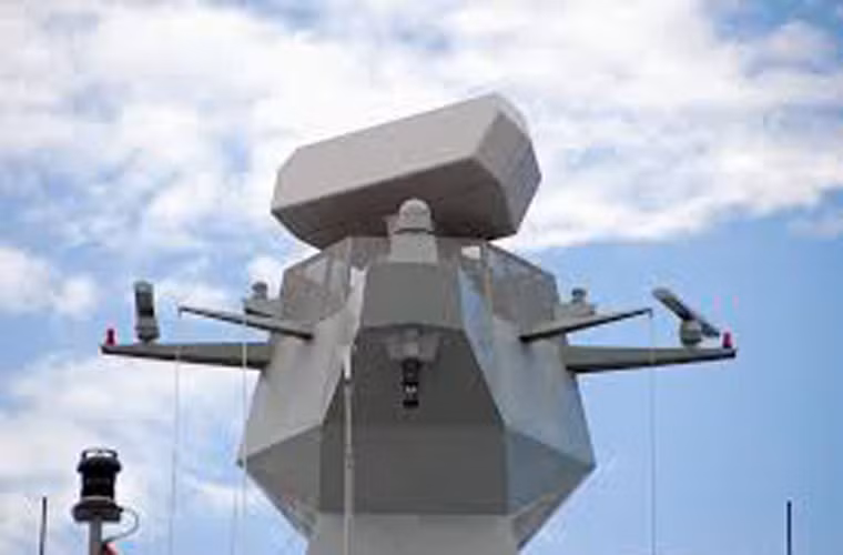 Cảm biến chính là radar mạng pha bị động SMART-S Mk2 có khả năng phát hiện máy bay tàng hình. Hệ thống có hai chế độ hoạt động: tốc độ quay vòng anten là 27 vòng/phút thì tầm trinh sát là 150km; 13,5 vòng/phút thì tầm trinh sát là 250km. Nó có thể phát hiện tên lửa tàng hình cách 50km, máy bay tuần tiễu là 200km, độ chính xác < 20m, theo dõi liên tục 500 mục tiêu trên không và trên biển.