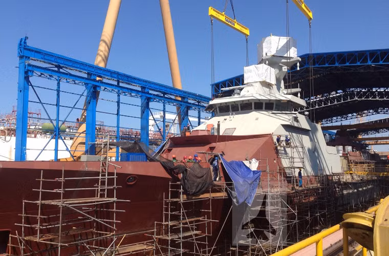 Con tàu được chế tạo hoàn toàn theo công nghệ module, chiếc đầu tiên phía Indonesia thực hiện chế tạo 5 module trong khi Damen sản xuất 2 module. Dự kiến, tới chiếc thứ hai Indonesia sẽ đóng 6 module còn Damen là 1 module. Nếu có chiếc thứ ba, không loại trừ khả năng Indonesia sẽ làm toàn bộ 7 module.