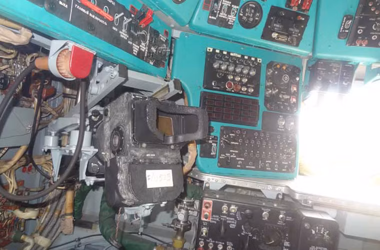 Bên trong cabin tác chiến của sĩ quan vận hành hệ thống săn ngầm trên trực thăng Mi-14PL. Ảnh minh họa Mi-14PL Ba Lan