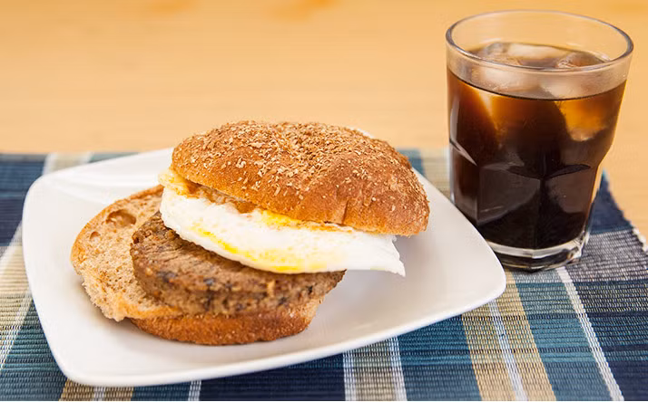 Bữa sáng gồm một lát burger chay, một bánh mì, một quả trứng cùng một tách cà phê có chứa 25g protein, 377 calo, 13g chất béo.