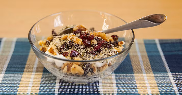 Tin tốt cho những người ăn chay là chất béo omega-3 có nhiều tron các loại hạt. Sự kết hợp của hạt chia, hạt gai dầu, bột kiều mạch chắc chắn là một bữa sáng bổ dưỡng cho người ăn chay.