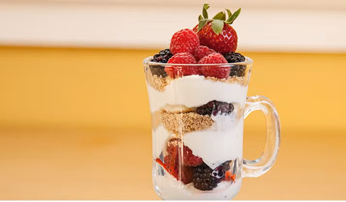 Chỉ cần thêm mầm lúa mì và một chút hoa quả vào cốc sữa chua không béo là những người ăn chay có thể hấp thụ đủ lượng kẽm cho nhu cầu cơ thể trong ngày.