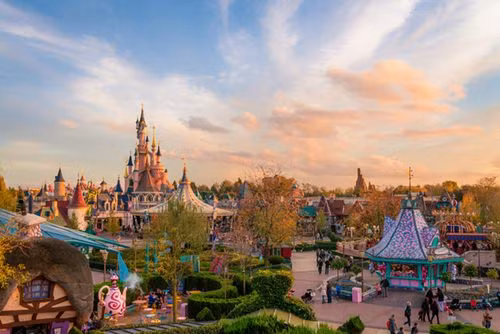 Ngay từ khi bước vào công viên Disneyland, Pháp, các bạn nhỏ được khám phá cuộc hành trình với năm vùng đất lạ. Các bé sẽ đồng hành cùng nàng tiên cá, tên cướp biển và nhiều nhân vật hoạt hình yêu thích.