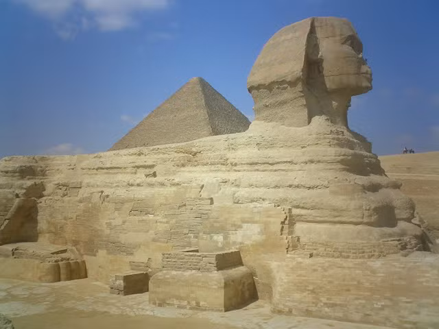  Khu lăng mộ cổ này nằm khoảng tám km bên trong sa mạc từ thị trấn Giza cổ trên bờ sông Nin, cách 20 km phía tây nam trung tâm thành phố Cairo.