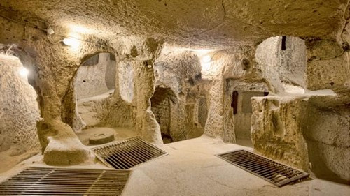 Thành phố sâu 60 mét, có đầy đủ hầm thông gió, khu nhà ở, chuồng súc vật, bếp lò, phòng ăn, hầm rượu, kho thóc, trường học, cửa hàng, nhà thờ và cả nghĩa trang nữa.