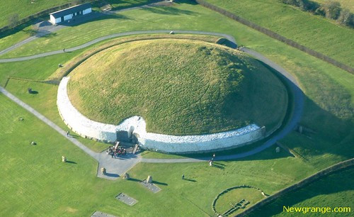 Lăng mộ Newgrange ở thung lũng Boyne thuộc hạt Meath, Ireland là một di chỉ khảo cổ từ 4000 năm trước công nguyên.