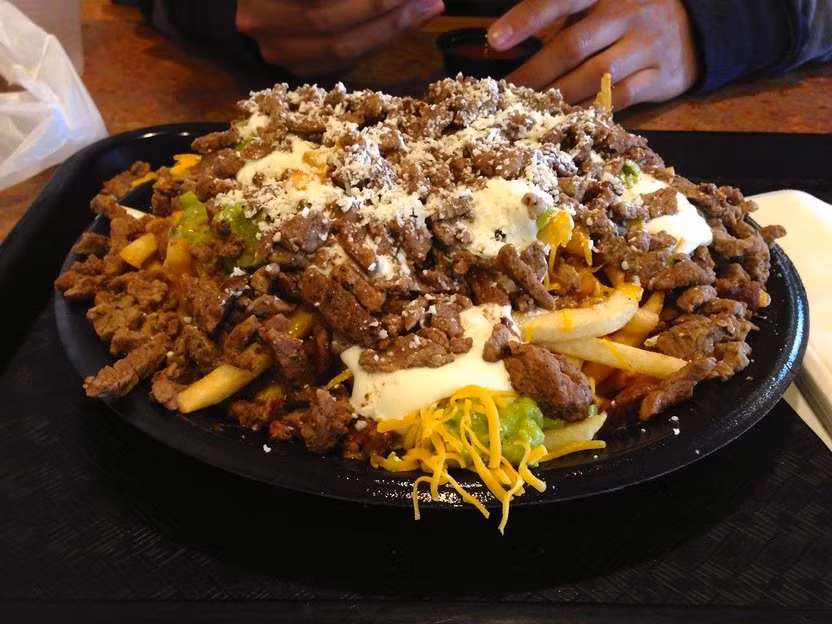 Còn ở California sau khi chiên khoai xong, người ta rắc thịt bò, kem chua, và pho mát lên trên.