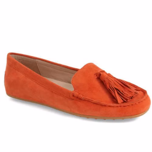 Bạn sẽ cảm thấy thoải mái hơn khi xuống phố cùng đôi giày vải mềm màu cam sặc sỡ.