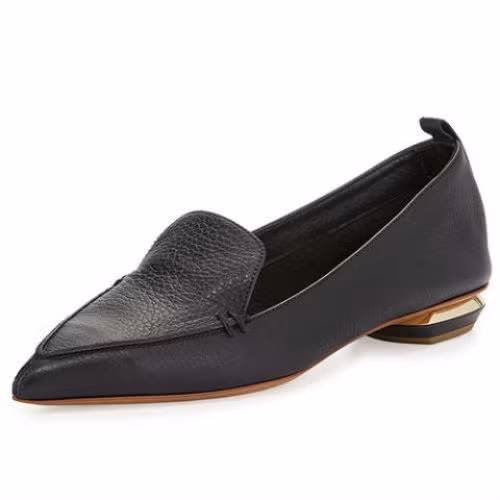 Đôi giày mũi nhọn giúp đôi chân bạn thon hơn.