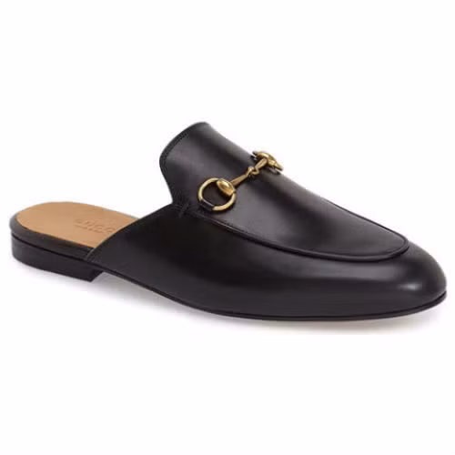 Lạ mắt với thiết kế không quai hậu.