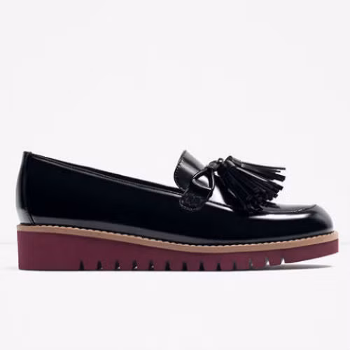 Đế dày khoảng 3,5 cm, mẫu giày lười màu đen vừa mang đến vẻ đẹp sang trọng lại không làm mất dáng của chị em.