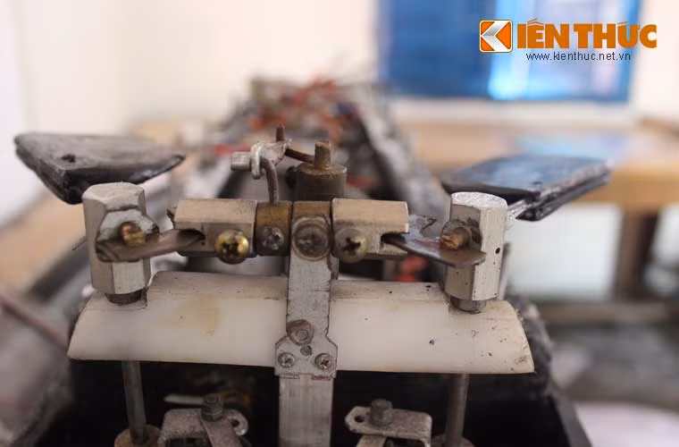 Cơ cấu điều khiển bánh lái phía trước.