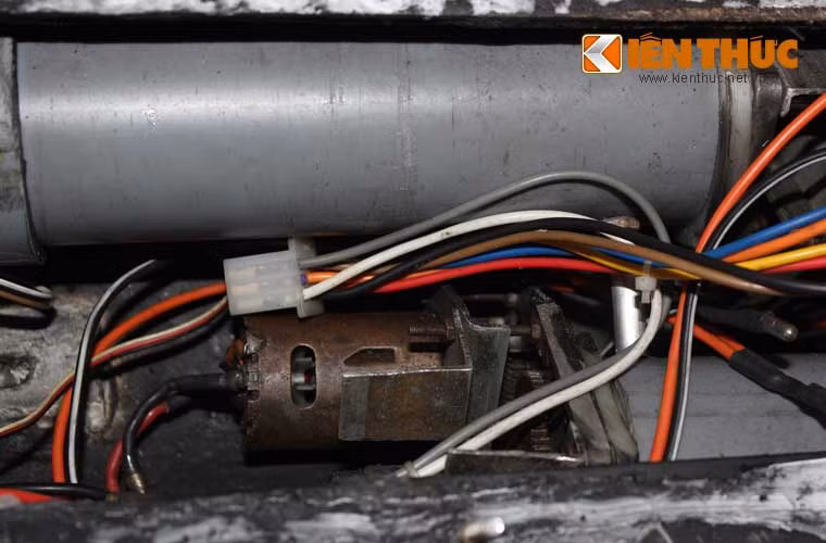 Hệ thống bơm, pít tông hút, xả nước khi tàu hoạt động ngầm và đi nổi.