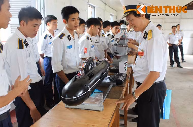 Với sự thông minh, sáng tạo cùng đôi bàn tay khéo léo của những sĩ quan hải quân tương lai, mô hình tàu ngầm Kilo 636 hiện lên với đầy đủ các tính năng có thể lặn xuống hay nổi lên mặt nước bằng hệ thống điều khiển từ xa.