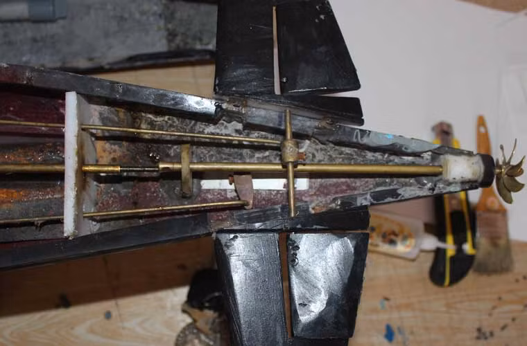 Mô hình tàu ngầm được các học viên Học viên Hải quân làm bằng những vật liệu, linh kiện điện tử sẵn có trong thị trường. Ảnh: Cơ cấu dẫn truyền bánh lái và chân vịt của tàu ngầm.