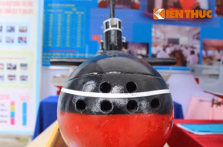 Mô hình nhìn chính diện với những ống phóng ngư lôi.