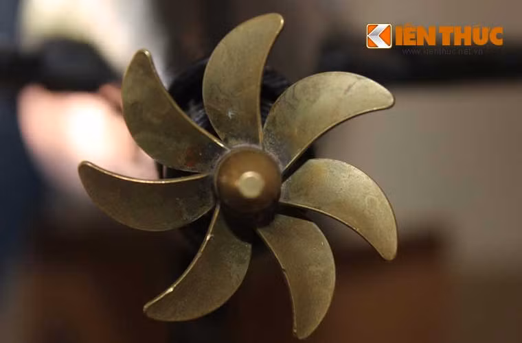 Chân vịt với hệ thống cánh y như thật.