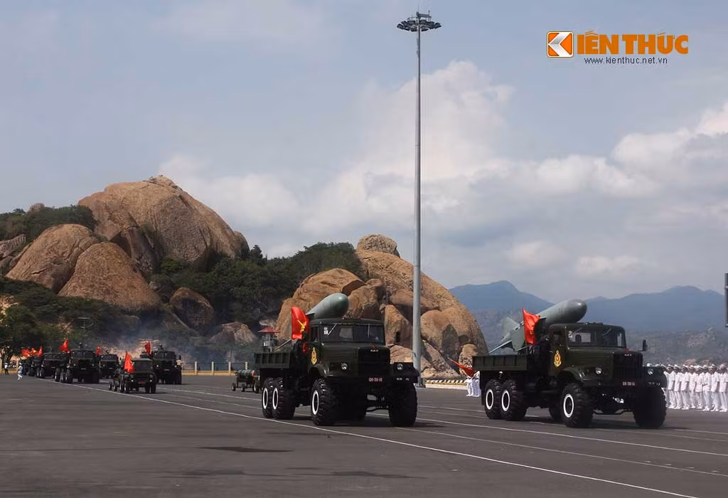 Xe chuyên dụng chở tên lửa chống hạm P-20.