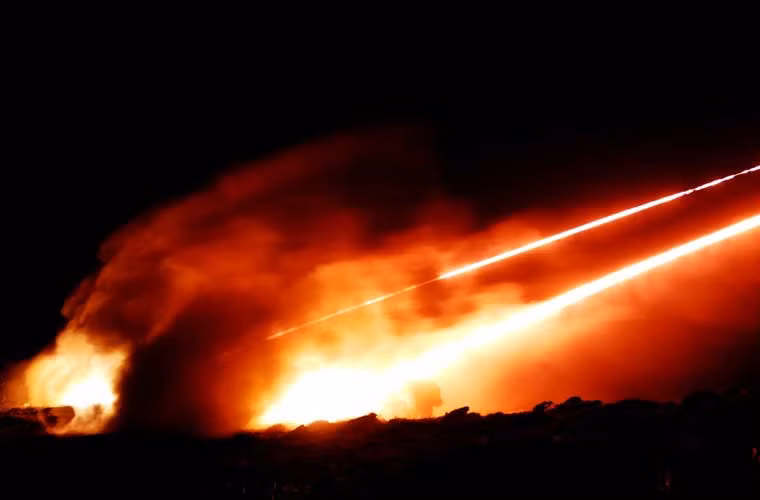 Bức ảnh quân sự đẹp và rất ấn tượng – pháo phản lực của Quân đội Hy Lạp khai hỏa đỏ trời trong nền đêm.