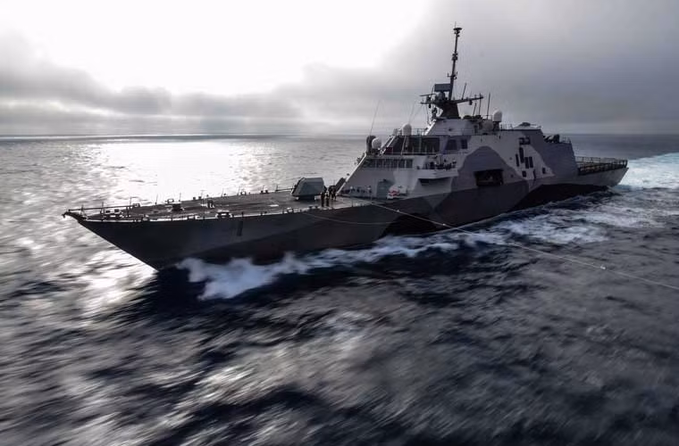 Bức ảnh đẹp nhờ kĩ thuật chụp của nhiếp ảnh gia khi chiếc tàu tác chiến ven bờ US Freedom (LCS 1) đang đi cạnh tàu sân bay USS John C.Stennis (CVN 74).